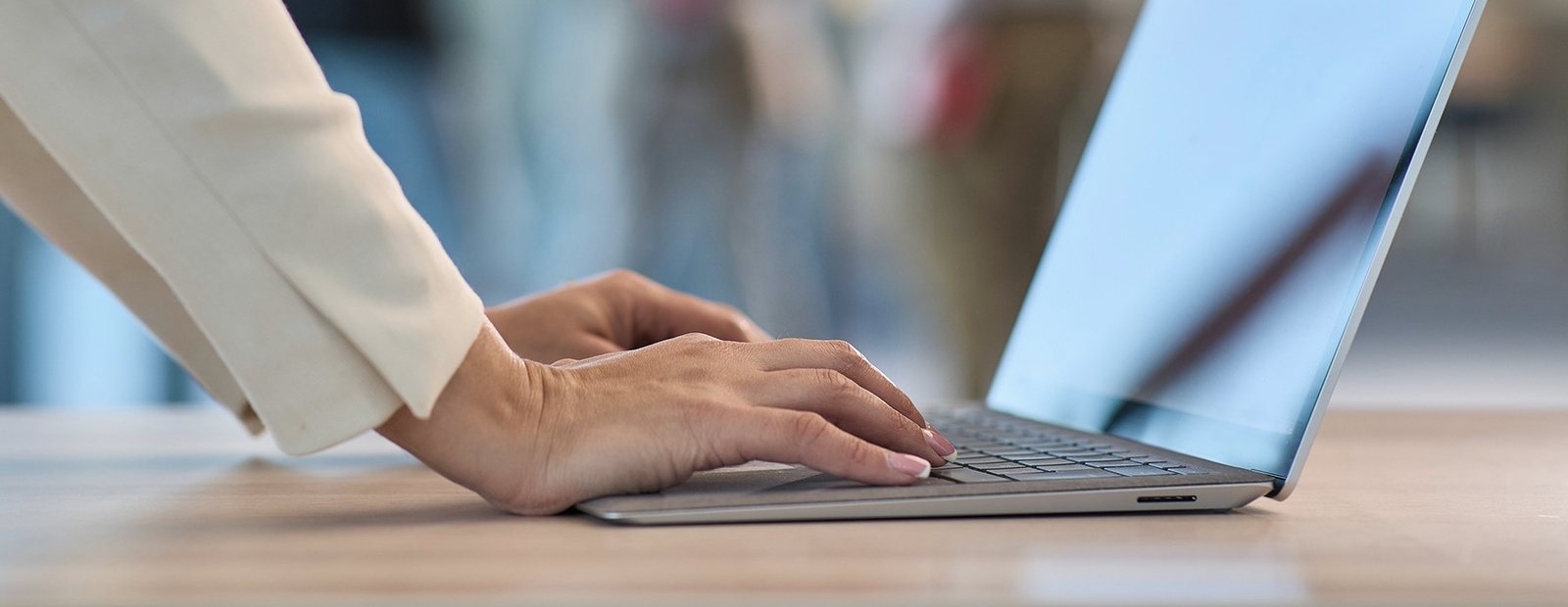 Hände auf der Tastatur eines Laptops