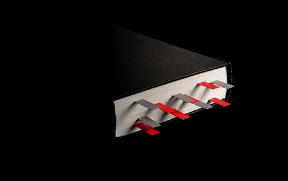 Schwarzes Buch mit roten Registerfahnen