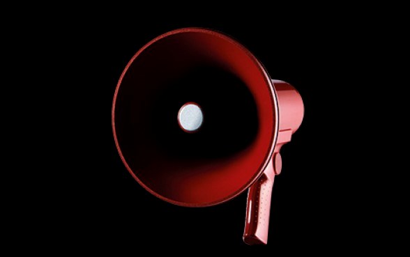 Rotes Megafon vor schwarzem Grund