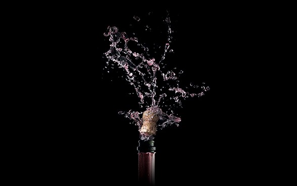 Sektkorken springt aus der Flasche
