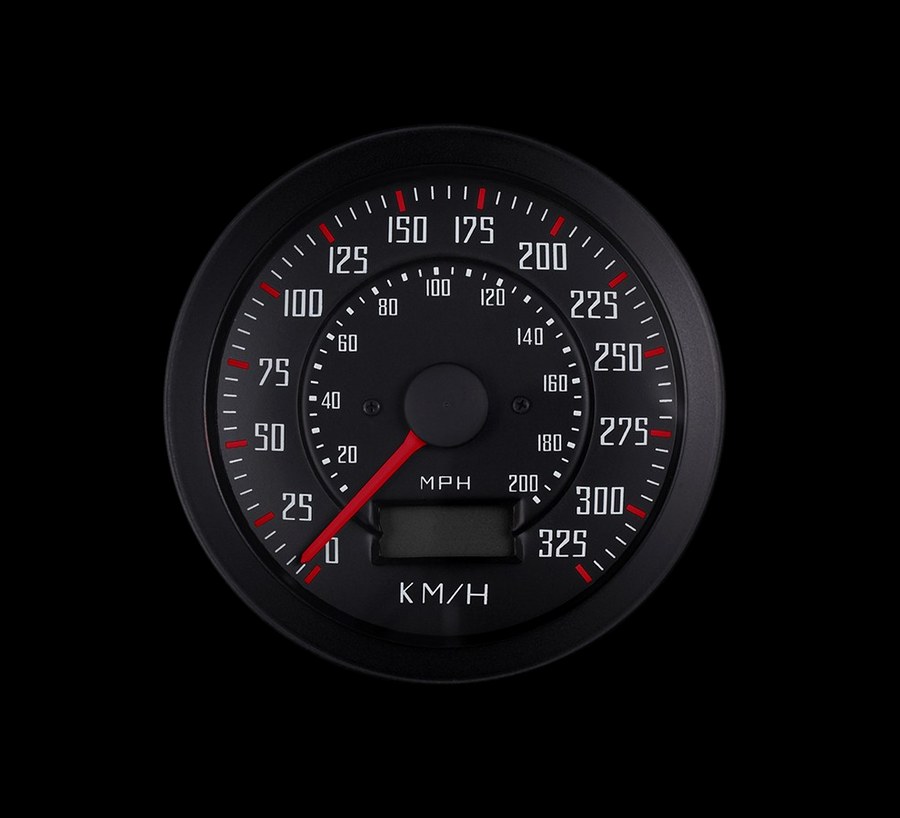 Tachometer vor schwarzem Grund