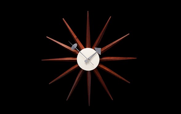 Wanduhr mit Holzstrahlen vor schwarzem Grund