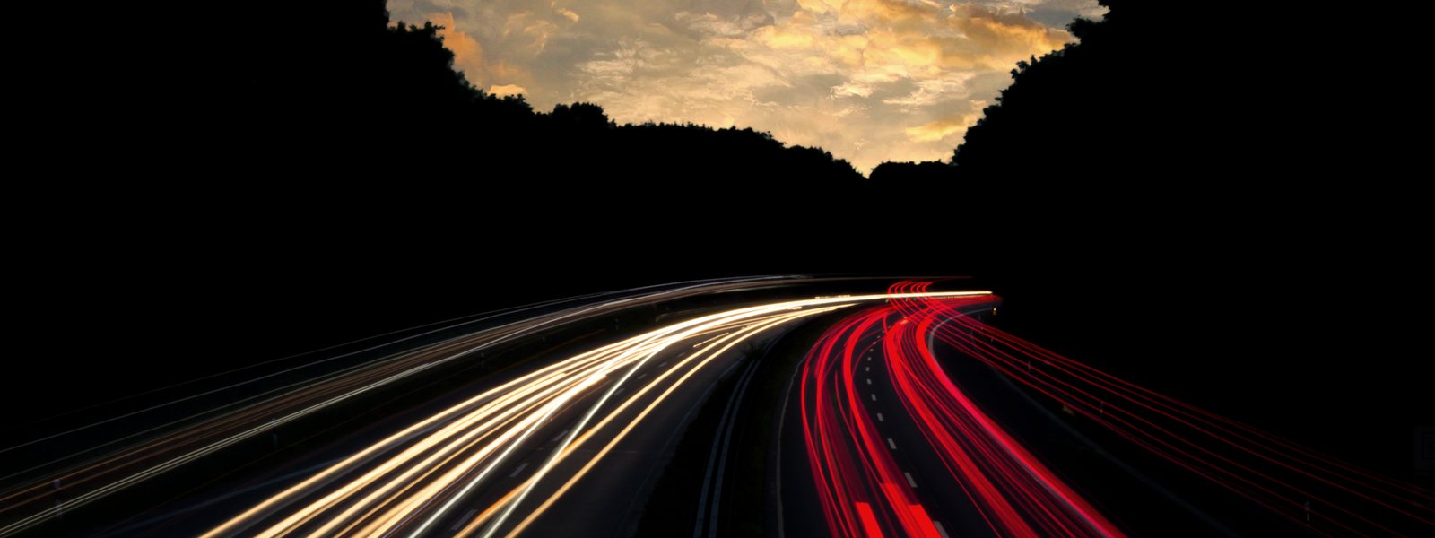 Nächtliche Landstraße mit Lichtspuren
